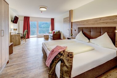 Doppelzimmer mit Sitzbereich | © Jagaalm