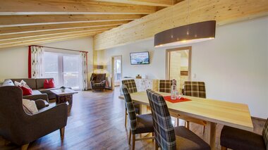 Appartement mit Sofa und Essbereich | © Jagaalm